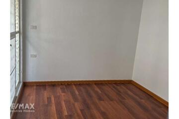 Spacious Two-Story Townhouse with BTS Eakkami Sukhumvit Road Access