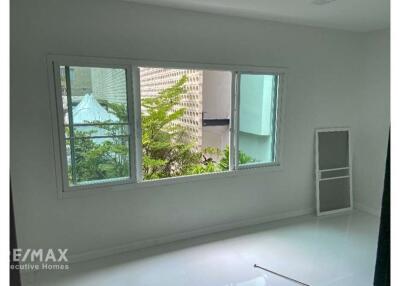 Spacious Two-Story Townhouse with BTS Eakkami Sukhumvit Road Access