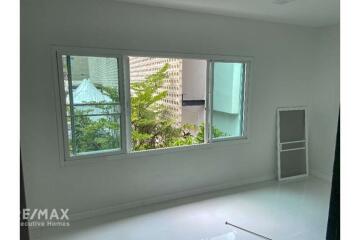 Spacious Two-Story Townhouse with BTS Eakkami Sukhumvit Road Access