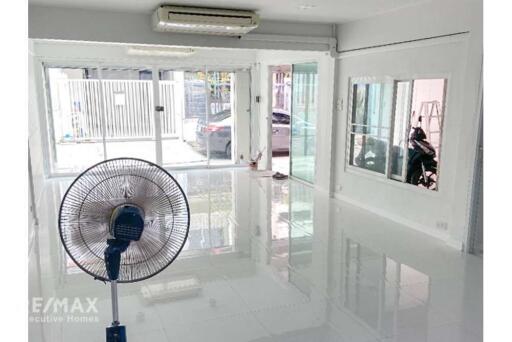 Spacious Two-Story Townhouse with BTS Eakkami Sukhumvit Road Access