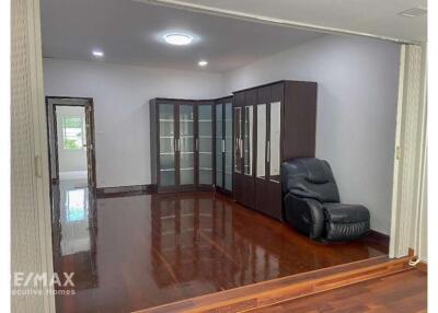 Spacious Two-Story Townhouse with BTS Eakkami Sukhumvit Road Access