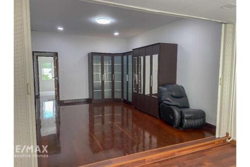 Spacious Two-Story Townhouse with BTS Eakkami Sukhumvit Road Access