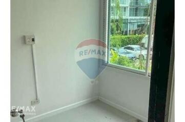 Spacious Two-Story Townhouse with BTS Eakkami Sukhumvit Road Access