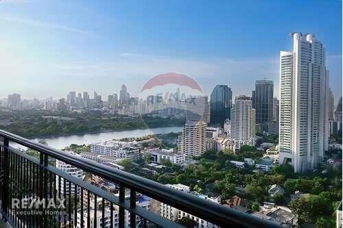 Luxurious Fully Furnished 2BR Condo for Sale with Pet-Friendly Amenities, 16 Mins Walk to MRT Queen Sirikit