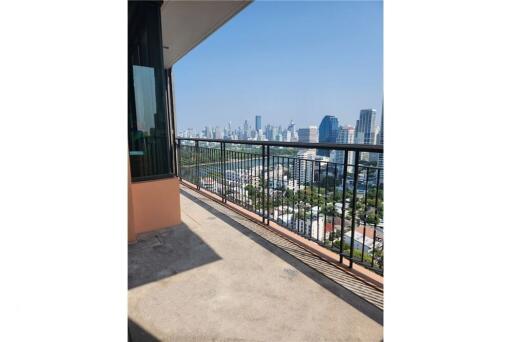 Luxurious Fully Furnished 2BR Condo for Sale with Pet-Friendly Amenities, 16 Mins Walk to MRT Queen Sirikit