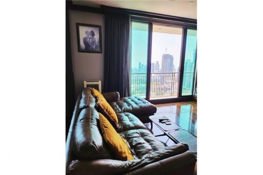 Luxurious Fully Furnished 2BR Condo for Sale with Pet-Friendly Amenities, 16 Mins Walk to MRT Queen Sirikit