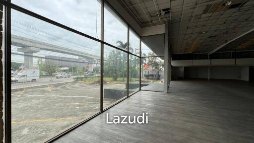 Showroom with workshop for rent in Srinakarin 34