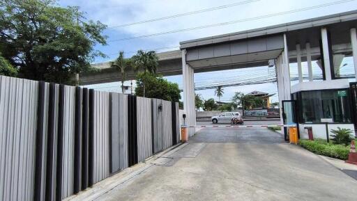 Property entrance with gate and security booth