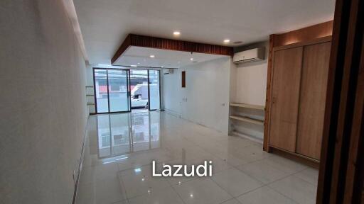 60 sqm Prime Shop on Sukhumvit 39 Residential location next to Supermarket, Cafes, Restaurants