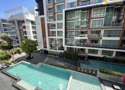 Pool View 2 Bed 2 Bath Condo in Central Pattaya CR2993