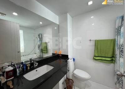 Pool View 2 Bed 2 Bath Condo in Central Pattaya CR2993