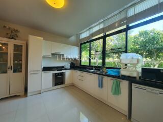 บ้าน ขาย 4 ห้องนอน 275 ตร.ม. ที่ดิน 704 m² ใน  The Village at Horseshoe Point, Pattaya