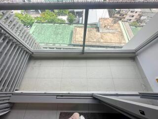 High end studio for sale in Ekamai area