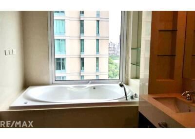 Spacious 4 Bedroom Condo for Rent near BTS Chit Lom (7 mins walk) at Park Chidlom