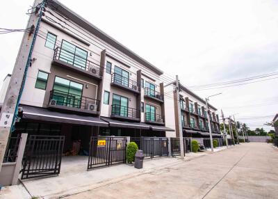 Front view of a modern townhouse complex