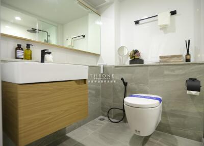 Modern bathroom with floating vanity and wall-mounted toilet