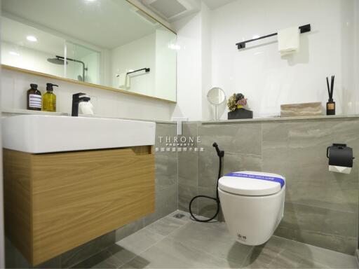 Modern bathroom with floating vanity and wall-mounted toilet