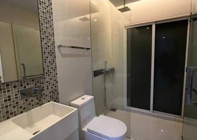 1-BR Condo at The Room Sukhumvit 21 near MRT Sukhumvit