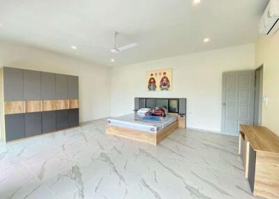 A brand new 4 bed house with pool for rent in Hang Dong