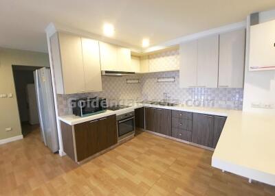 Spacious 3 Bedrooms Furnished Apartment - Ekkamai