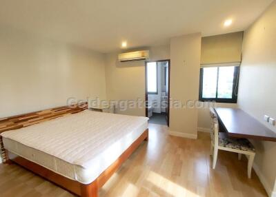 Spacious 3 Bedrooms Furnished Apartment - Ekkamai