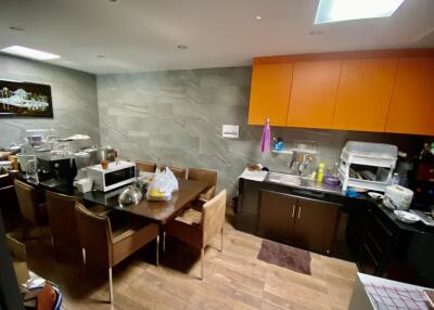 Modern kitchen with dining area