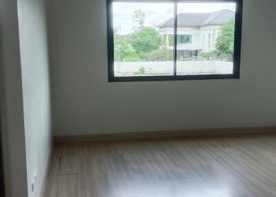 Empty bedroom with a window