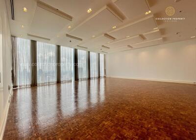 Spacious and well-lit living area with parquet flooring