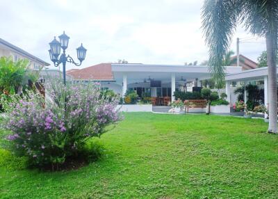 3 Bedroom Pool Villa with Beautiful Outdoor Areas in East Pattaya