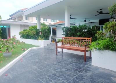 3 Bedroom Pool Villa with Beautiful Outdoor Areas in East Pattaya