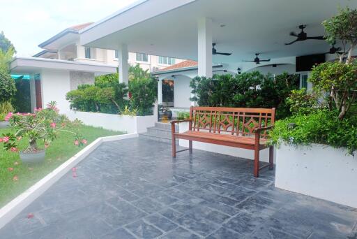 3 Bedroom Pool Villa with Beautiful Outdoor Areas in East Pattaya