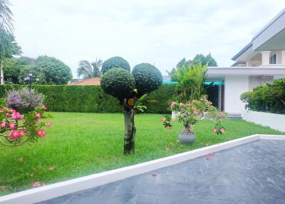 3 Bedroom Pool Villa with Beautiful Outdoor Areas in East Pattaya