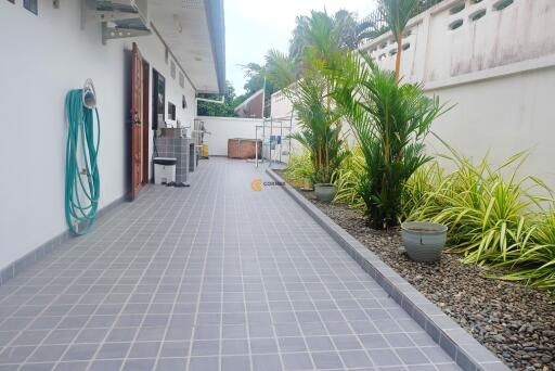 3 Bedroom Pool Villa with Beautiful Outdoor Areas in East Pattaya