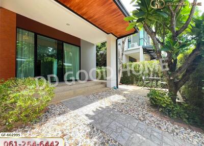 Entrance area of a house with a garden