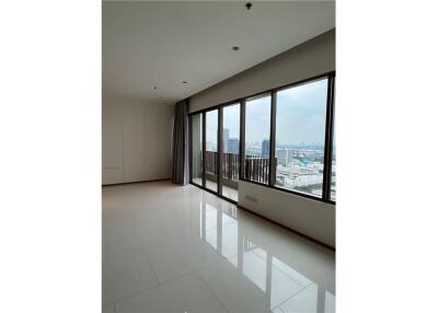 Available 3 bedrooms + maidroom with view of river and city at The Emporio Place Sukhumvit 24