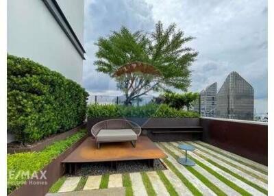 Stylish 1-Bedroom Condo at The Loft Asoke  MRT Phetchaburi 4 Mins Walk