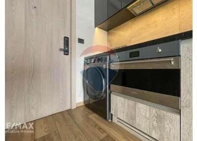 Stylish 1-Bedroom Condo at The Loft Asoke  MRT Phetchaburi 4 Mins Walk