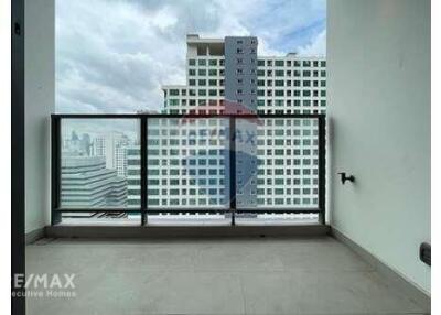 Stylish 1-Bedroom Condo at The Loft Asoke  MRT Phetchaburi 4 Mins Walk