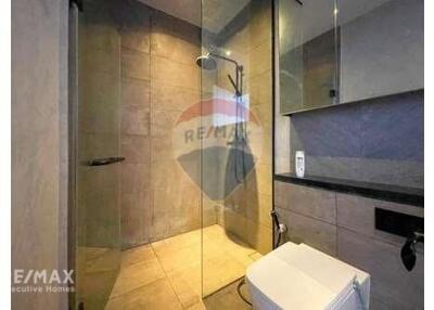 Stylish 1-Bedroom Condo at The Loft Asoke  MRT Phetchaburi 4 Mins Walk