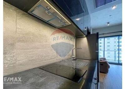 Stylish 1-Bedroom Condo at The Loft Asoke  MRT Phetchaburi 4 Mins Walk