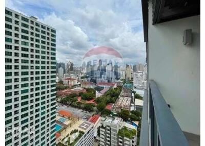 Stylish 1-Bedroom Condo at The Loft Asoke  MRT Phetchaburi 4 Mins Walk