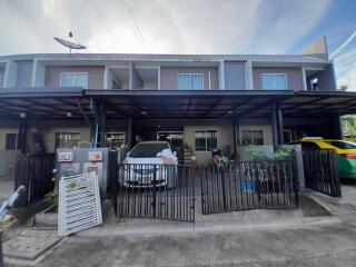 Facade of a townhouse with a carport