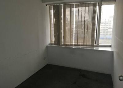 Empty bedroom with window and blinds