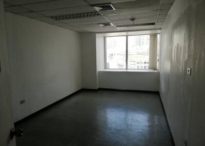 Empty vacant room with window