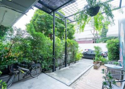 A hostel with 24 beds for sale in Muang Chiang Mai