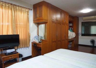 2 houses with 5 bedrooms for sale in Muang Chiang Mai