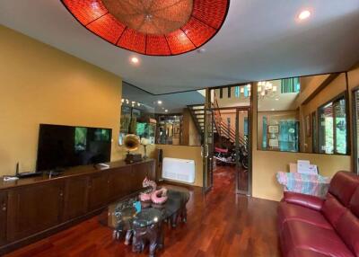 6 bed family home with private pool for sale in Nam Phrae Chiang Mai