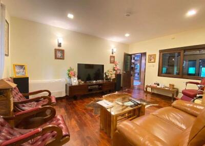 6 bed family home with private pool for sale in Nam Phrae Chiang Mai