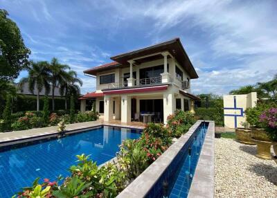 A lovely family home with pool for sale in Sankhampeang, Chiang Mai