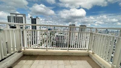 3 Bedrooms condo for rent at The Empire Place Sathorn.